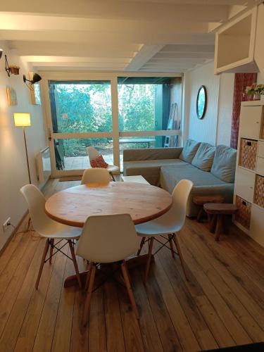 Claouey Apartment | Charmant triplex avec jardin, proche des plages