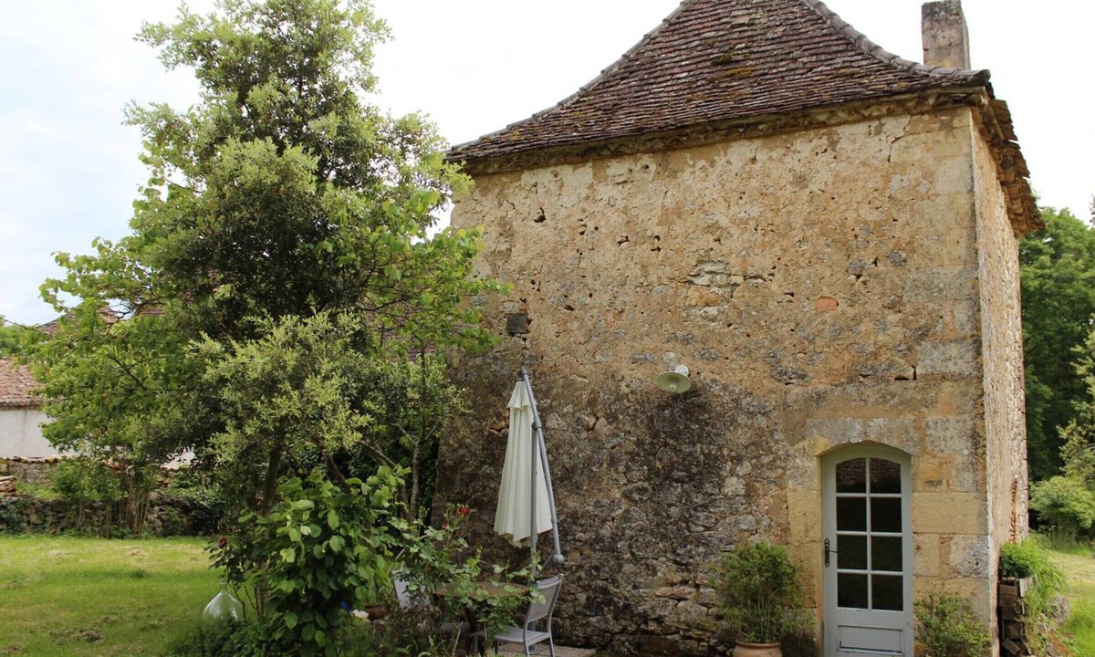Monsac Cottage | Charming 17th-Century Farmhouse with Modern Comforts, Terrace & Pastoral Views