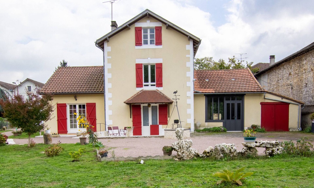 Saint-Front-la-Riviere Cottage | Charming 3BR House with Garden, Terraces, and Bikes Near Brantôme