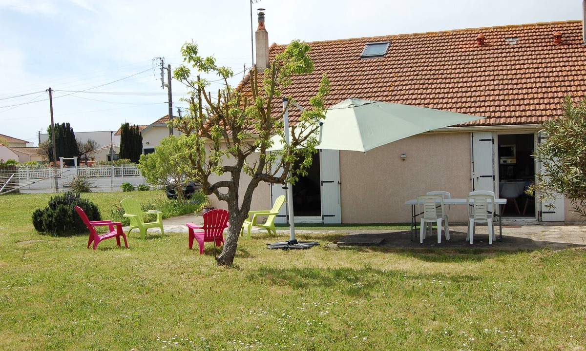 Port District House | Charming house with garden 5 min walk from the beach and 10' from the shops!