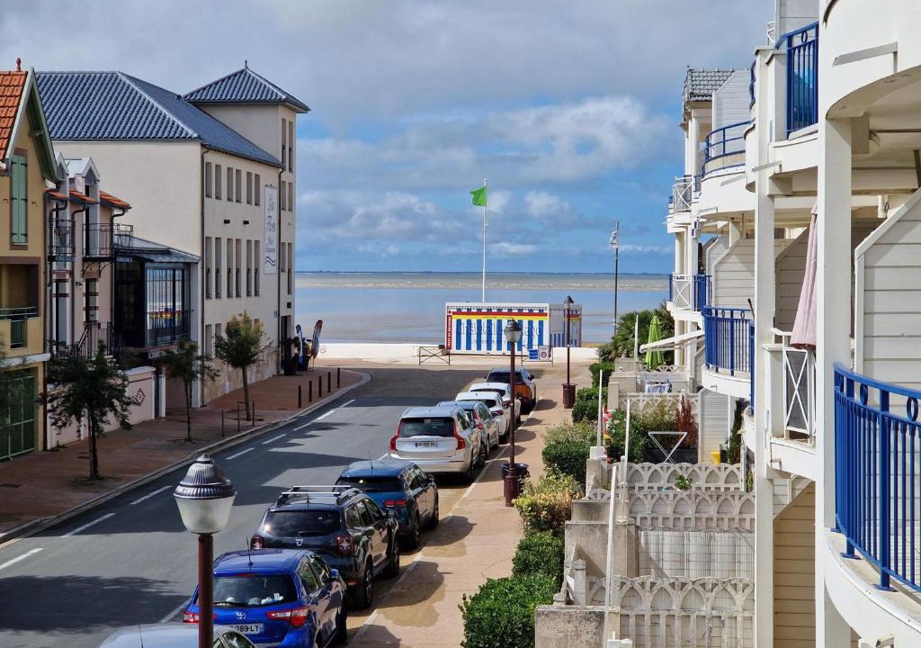 Quartier du Casino Apartment | Chatelaillon-Plage Centre-Ville: Apt 4 pers, balcon, parking, piscine, wifi - FR-1-706-21