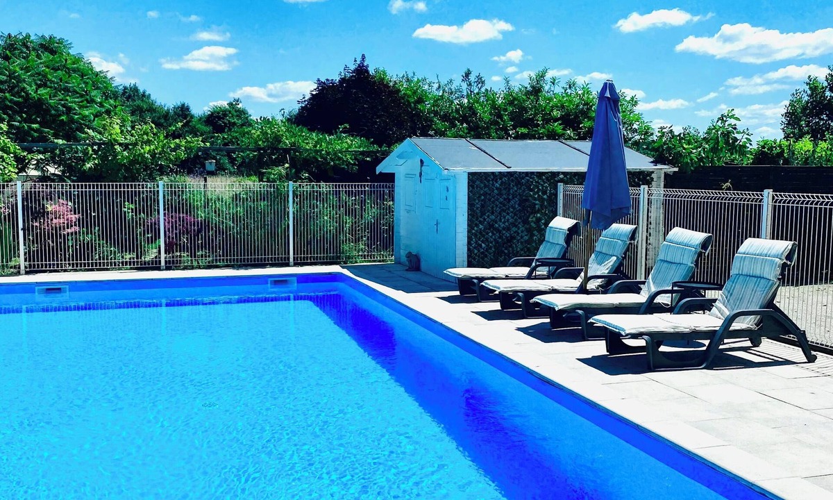Saint-Simon-de-Bordes House | Chez Desire (EI) our Peaceful, cosy 2 bedroom gite, with private heated pool!