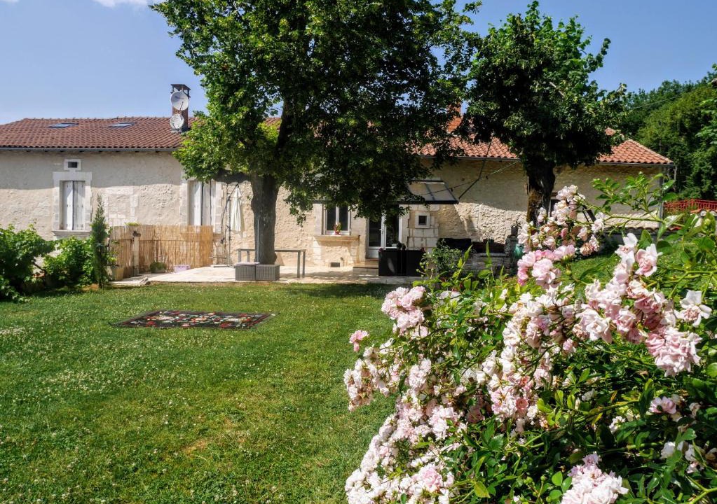 Leguillac-de-l'Auche House | Chez "hygge en périgord", gîtes climatisés à la campagne avec piscine chauffée privatisée et balnéo en option ou déjà incluse- 1 gîte de 2 personnes, 1 jusqu'à 6 personnes et 1 jusqu'à 12 personnes