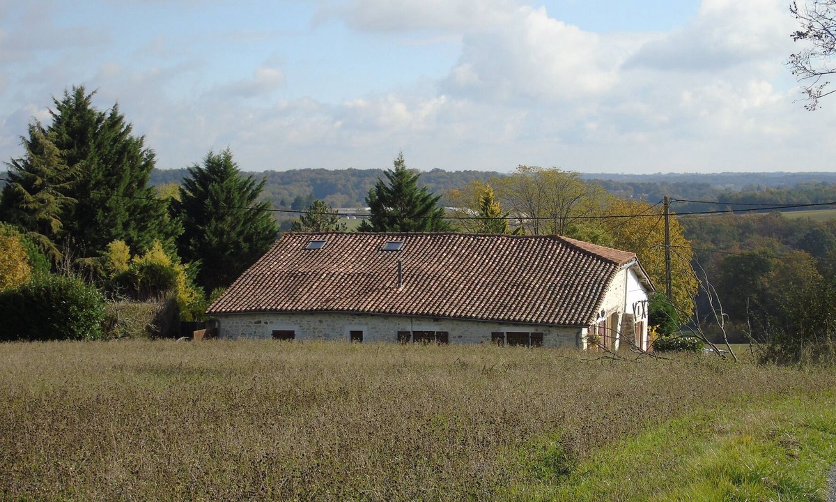 Varaignes Cottage | Chez Marot is a very comfortable light and atmospheric one bedroom gite.