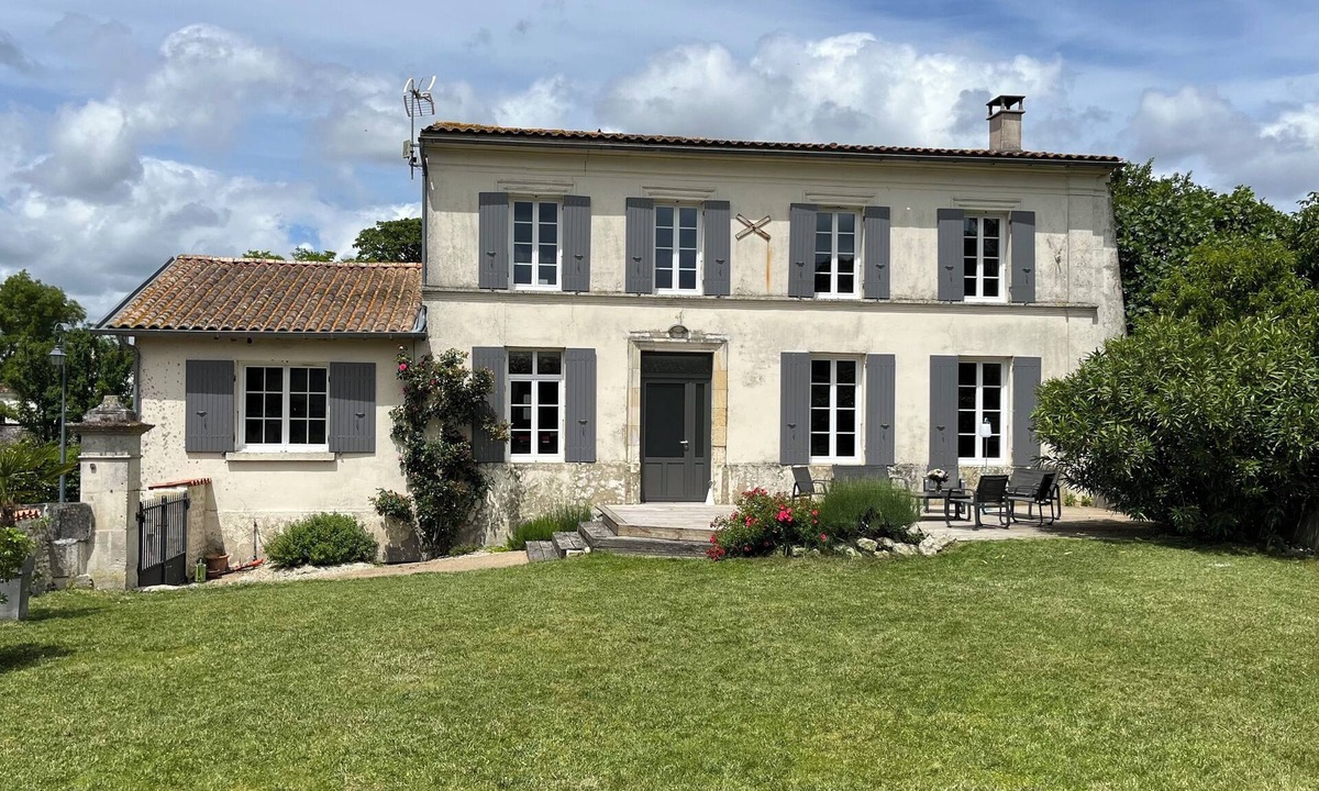 Montils House | Chic haven of peace, close to historic sites, vineyards and the sea