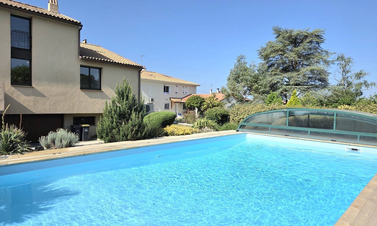 L'Isle-d'Espagnac House | City Escape: House with Private Pool