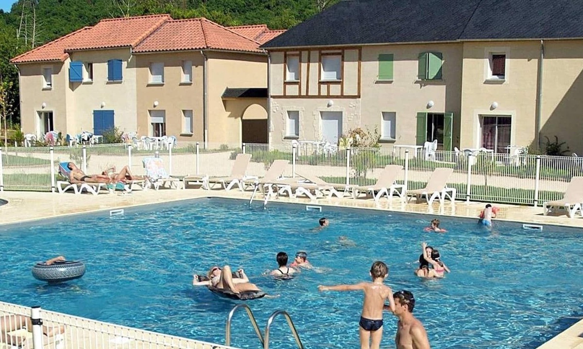 Montignac House | Colorful home in a castle-rich setting in Périgord