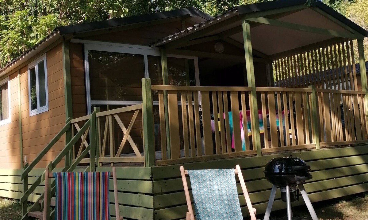 Calviac-en-Perigord Ski Chalet | Comfortable family chalet 10 metres from the Dordogne river