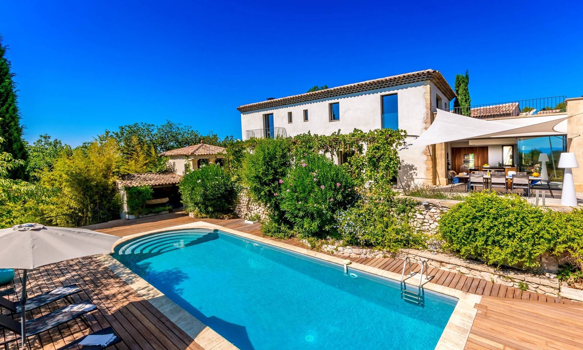 Aix-en-Provence Villa | Contemporary house in Aix-en-Provence with pool and views of the countryside.