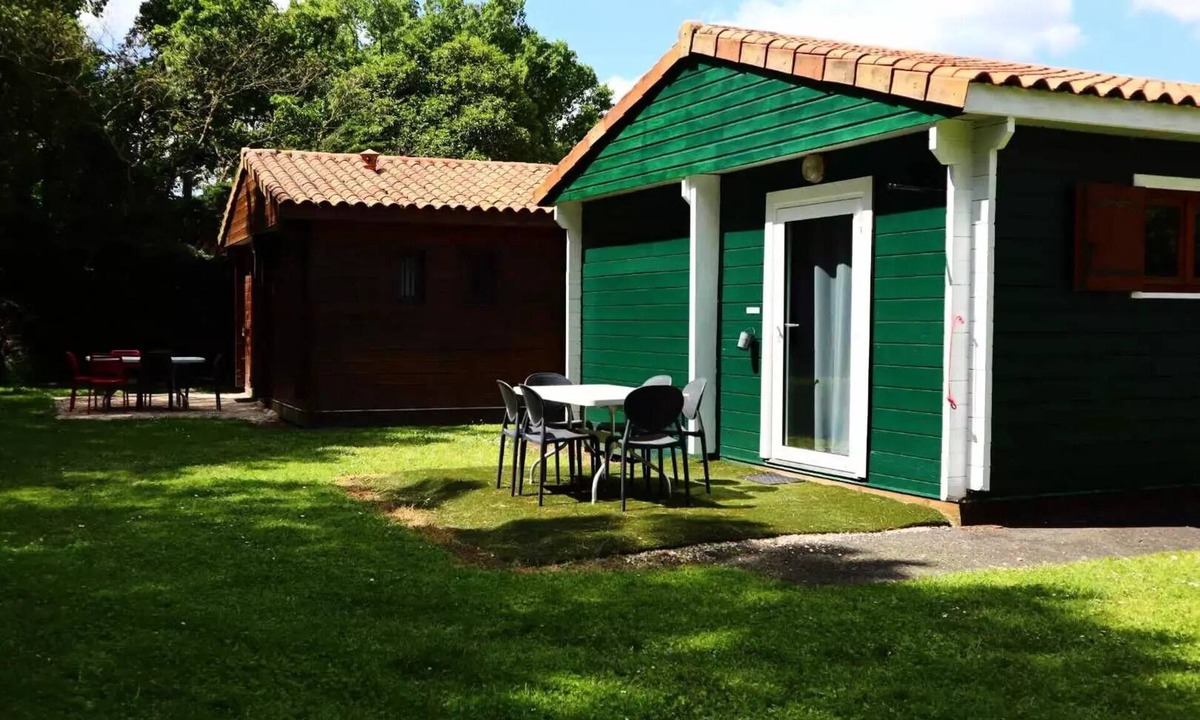 Vouneuil-sur-Vienne Ski Chalet | Cozy 2-bedroom chalet sleeps 6