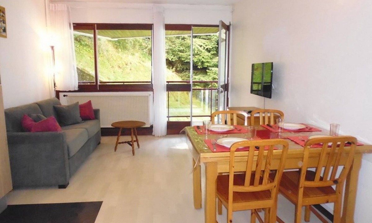 Eaux-Bonnes Apartment | Cozy Studio for 4 near Slopes & Shops with Balcony and Forest View