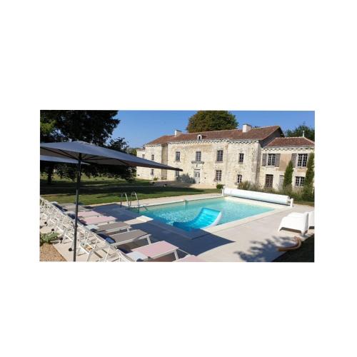 Monts-sur-Guesnes Bed & Breakfast | Domaine de Bourgville