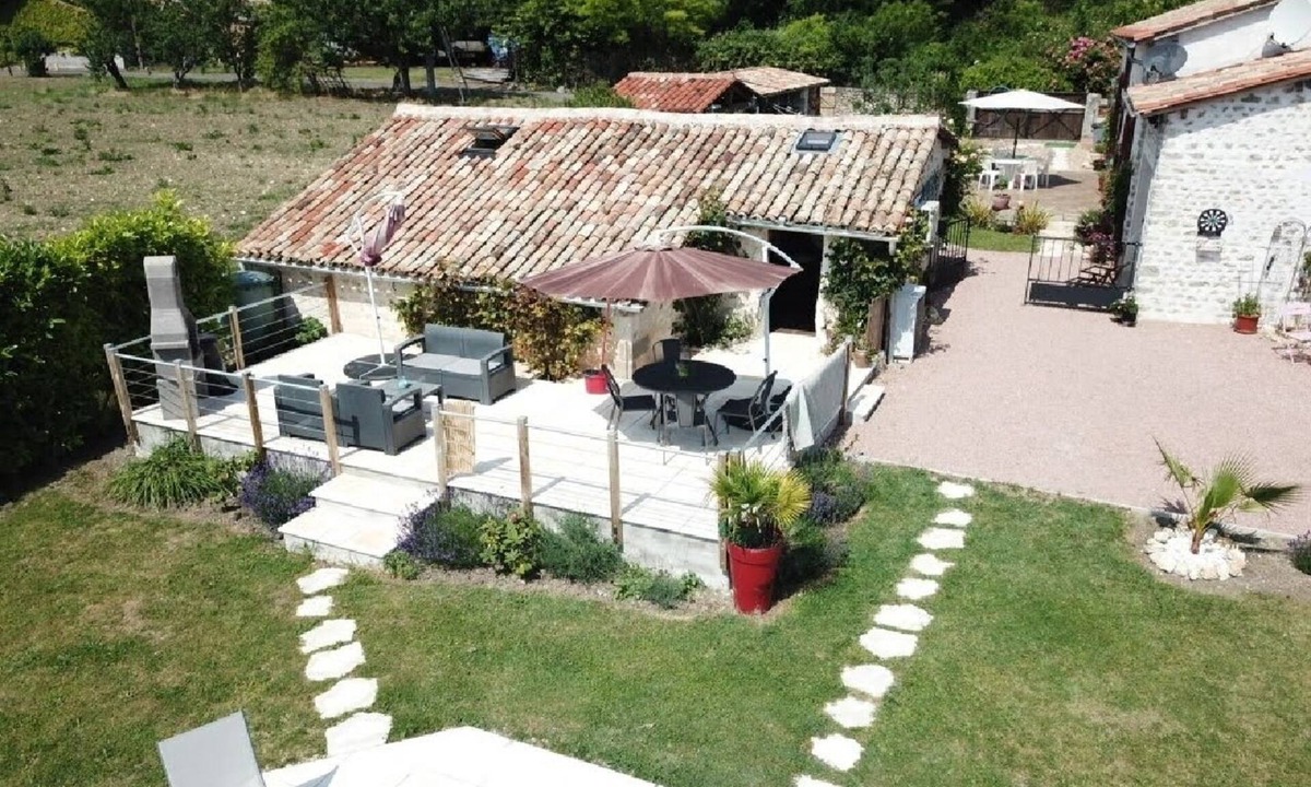 Saint-Maigrin Cottage | Enchanting Gite for Winter days.