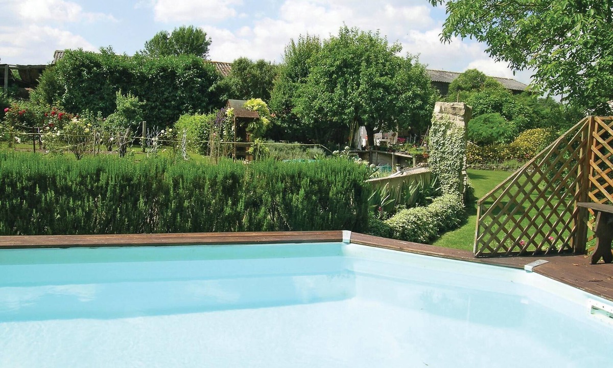 Marigny House | Enjoy the charm of this large yet cozy cottage with swimming pool in the communal garden.