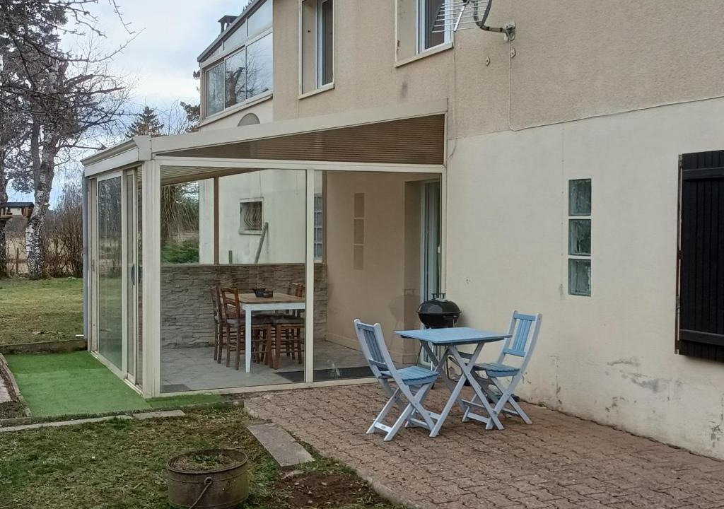 Monestier-Merlines House | Entre Puy-de-Dôme et Corrèze Appartement pour 4 personnes avec terrasse et jardin