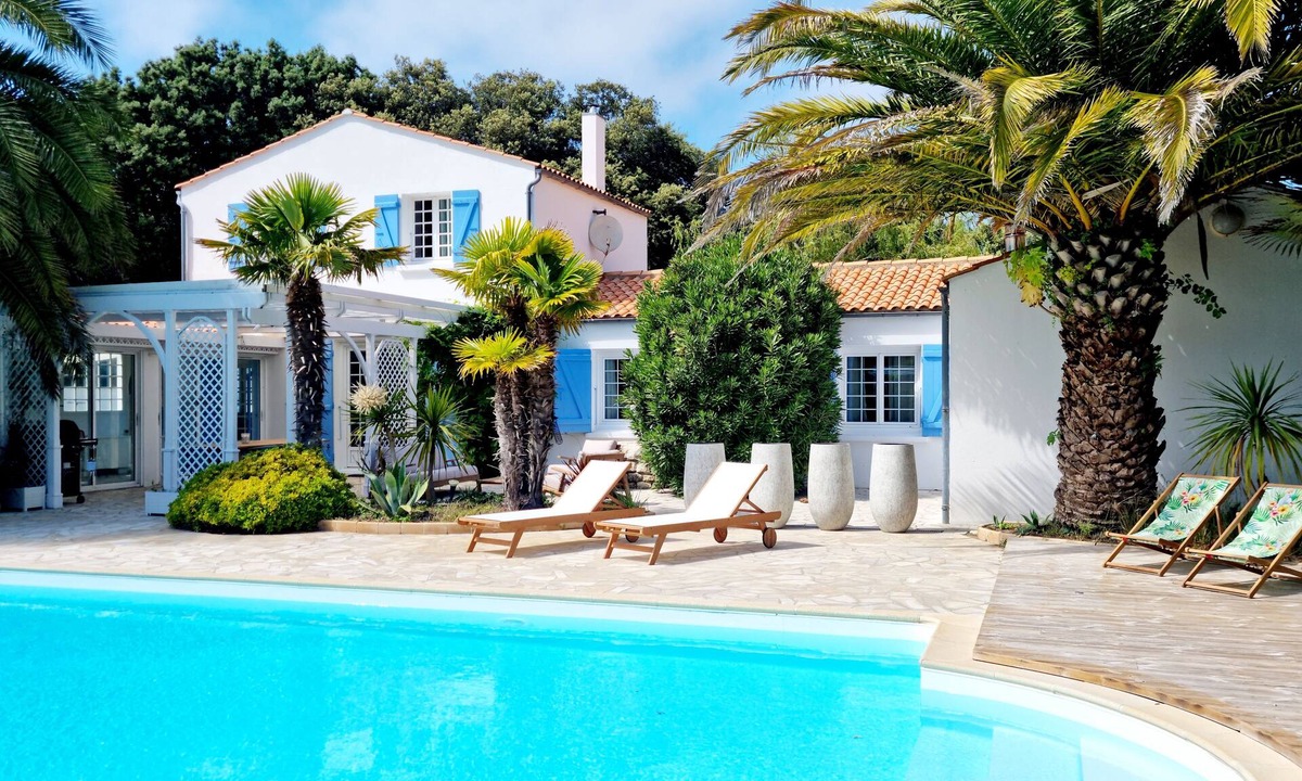 Dolus-d'Oleron House | Family home sleeps 10, Swimming pool, Jacuzzi, Petanque, Gym.