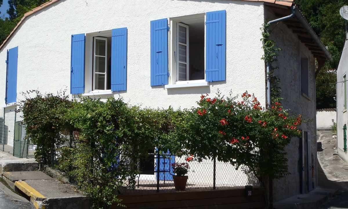 Mortagne-sur-Gironde Cottage | Fisherman's Cottage with WiFi and views to the harbour.