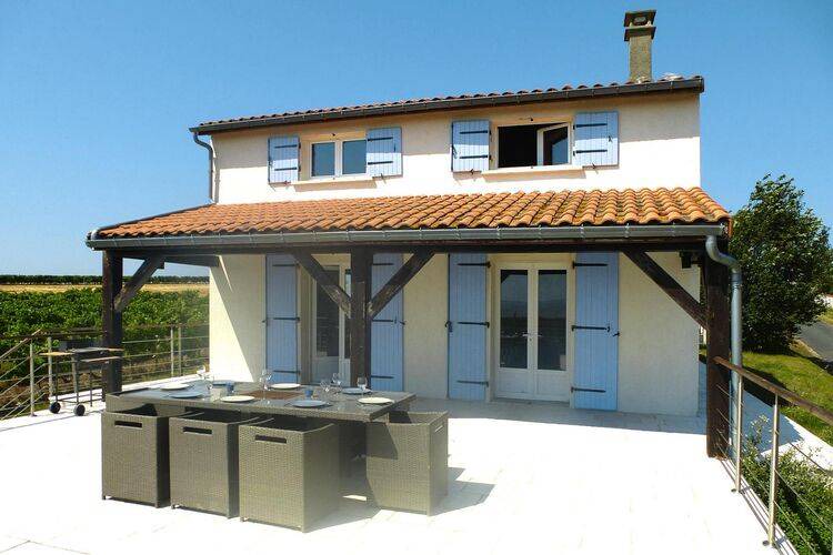 Chenac-Saint-Seurin-d'Uzet House | 150 m² House ∙ 4 bedrooms ∙ 8 guests