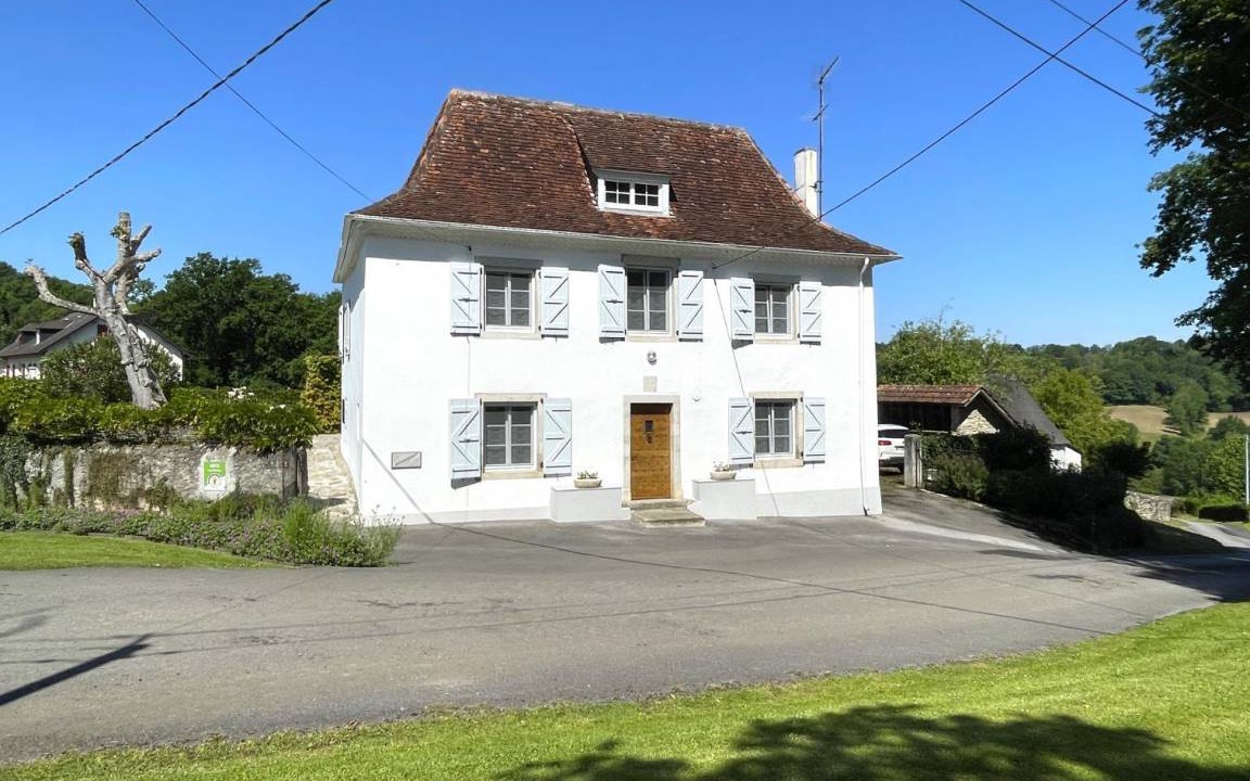Moncayolle-Larrory-Mendibieu House | 136 m² Gîte ∙ 4 bedrooms ∙ 6 guests