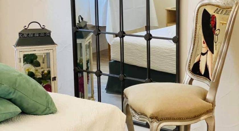 Port-Saint-Louis-du-Rhone Hotel | 19 m² Hotel ∙ 8 guests