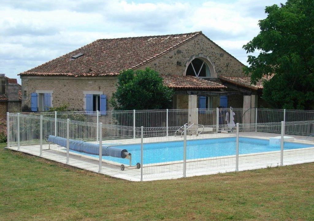 Charras House | Gîte Charentais avec Piscine Chauffée, Jardin, Equip. Bébé et Recharge Électrique - Proche Périgord - FR-1-653-7