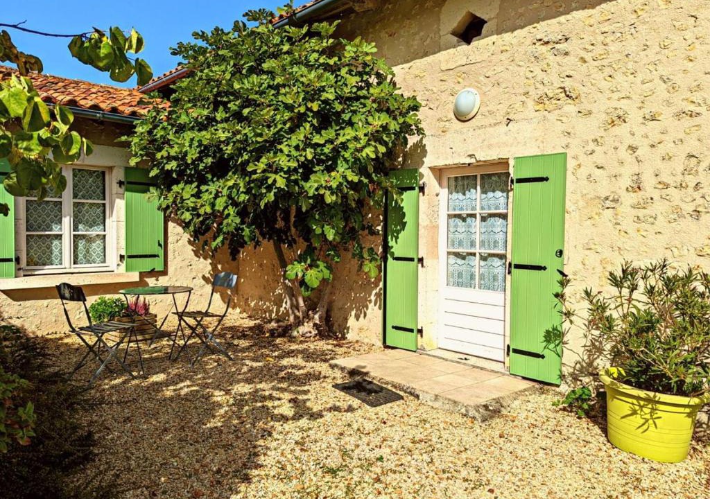Bellon House | Gîte de charme avec jardin, proche d'Aubeterre-sur-Dronne, pour 6 pers., cheminée, WIFI, équipements bébé - FR-1-653-116