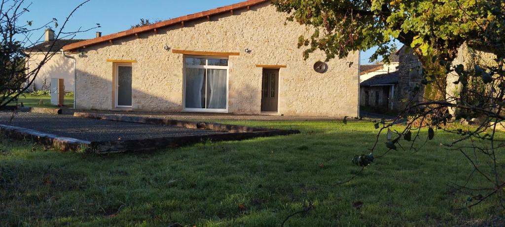Saint-Maurice-la-Clouere House | Gîte de la Treille