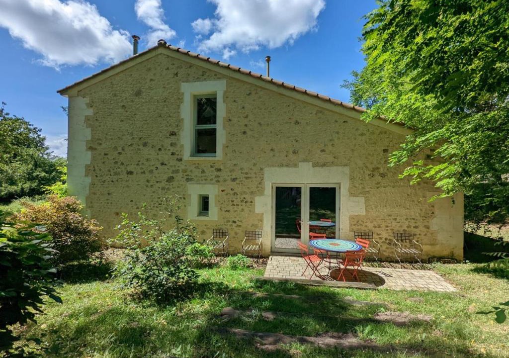 Guizengeard House | Gîte spacieux avec jardin privatif, animaux, accès PMR, pêche, randonnées et équipements bébé inclus - FR-1-653-191