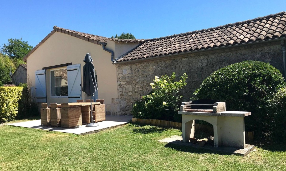 Civrac-de-Blaye House | Gîte 30 minutes from Bordeaux, set in wooded grounds with swimming pool