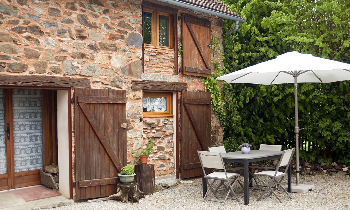 Benayes Cottage | Gîte du Puy Raynaud 3-5 pers. large property with garden, swimming pool and ponds