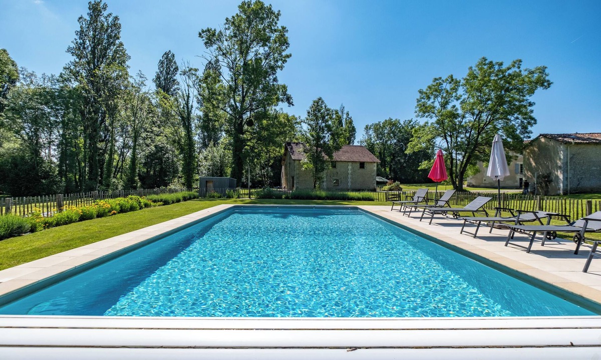 Chassaignes House | 'Gîte Les Chouettes' with Shared Pool, Private Terrace and Wi-Fi