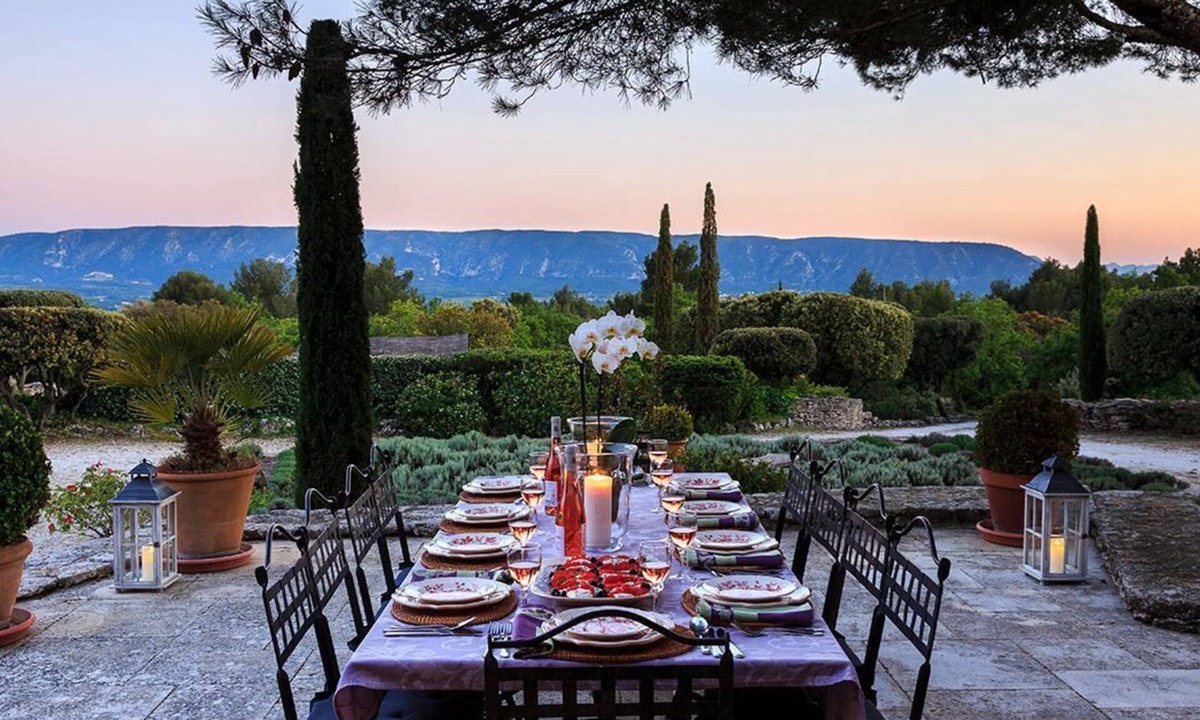 Gordes House | Gorgeous in Gordes, Elegantly Furnished with Pool, Tennis and Views
