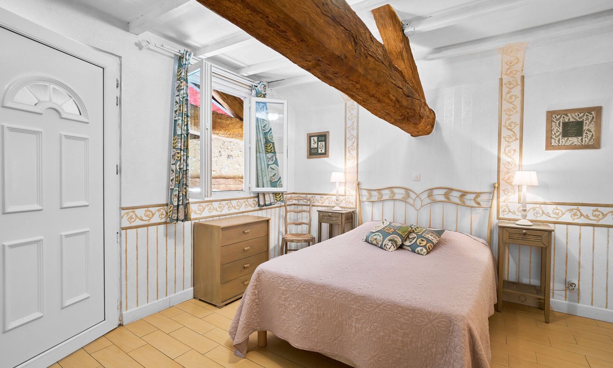 Saint-Sulpice-de-Roumagnac Bed & Breakfast | Guest Rooms 'Le Pré Fleuri 1' with Shared Pool, Shared Terrace and Wi-Fi