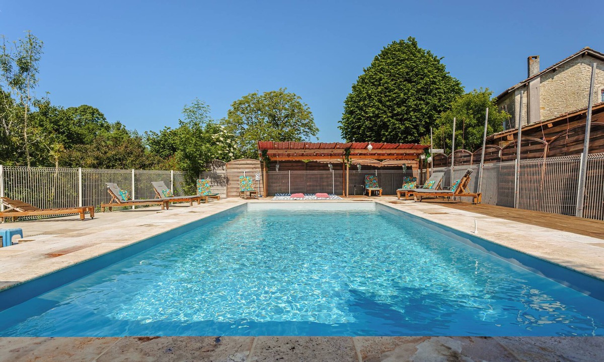 Genouille Bed & Breakfast | Guest Room 'Saphir' with Lake View, Wi-Fi and Air Conditioning