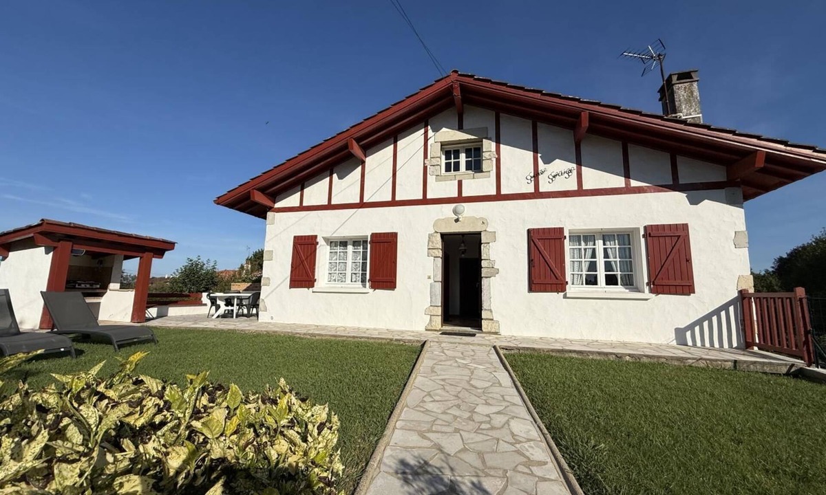 Arbonne House | GURE GERIZA - ARBONNE