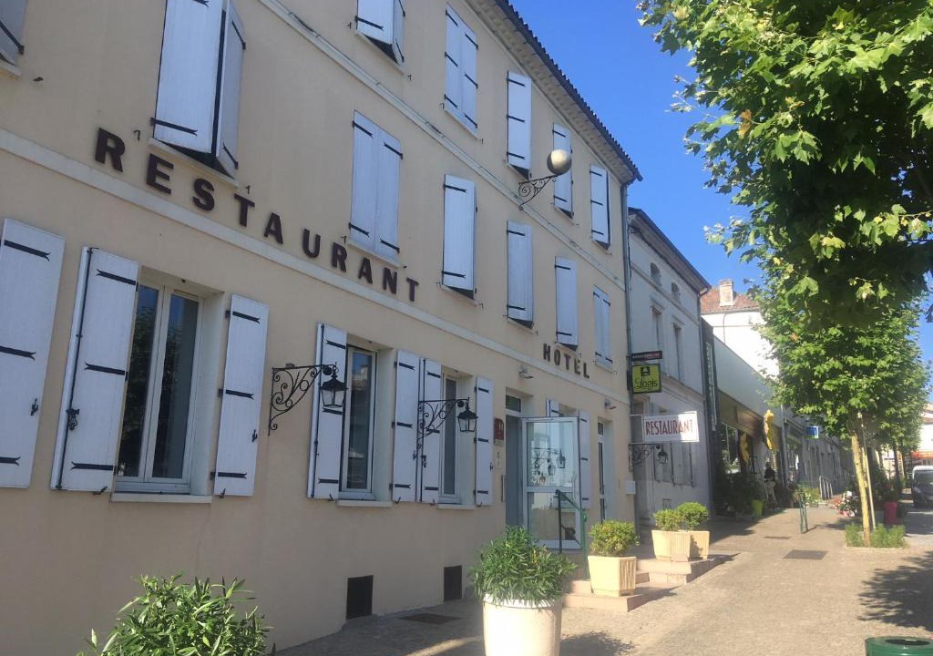 Barbezieux-Saint-Hilaire Hotel | Hôtel Restaurant La Boule d'Or