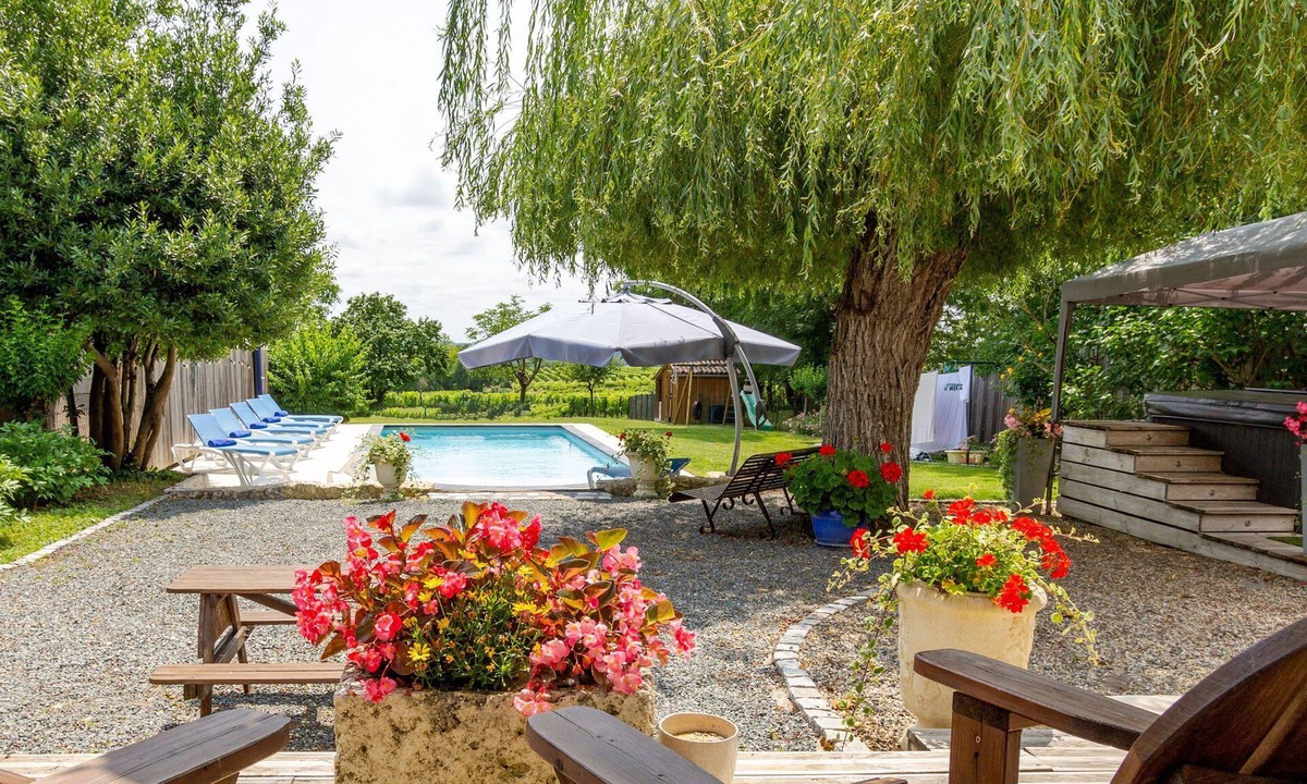 Monbazillac Villa | Heated pool, jacuzzi, vineyard views. Walk to restaurant, market, wine tasting