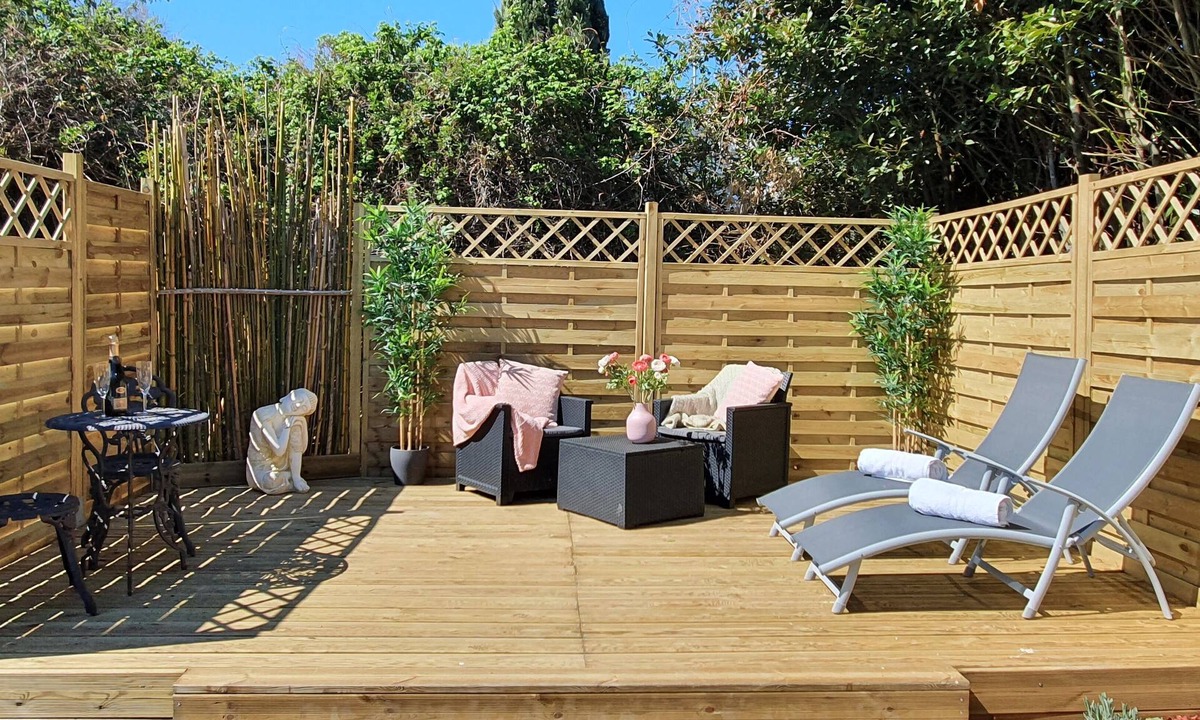 Epargnes Cottage | Hideaway gite for 2 with private garden and sundeck, close to Atlantic beaches.