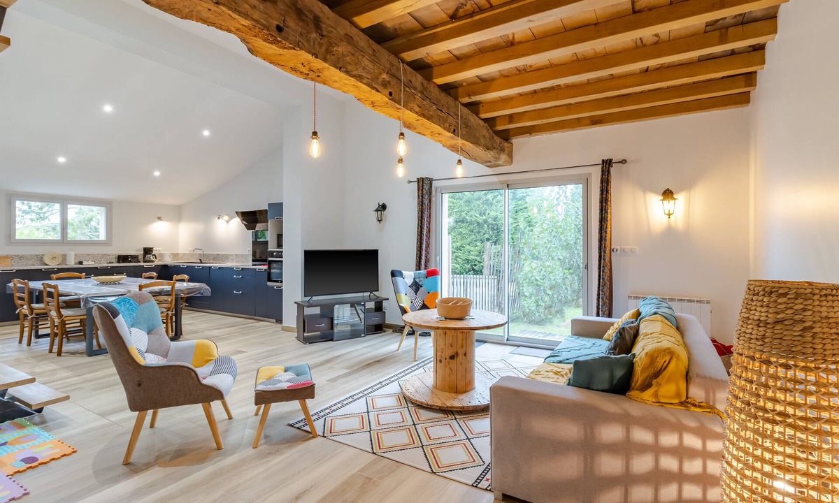 Les Salles-De-Castillon House | Holiday Home 'Gîte De Lamour' with Private Garden and Wi-Fi