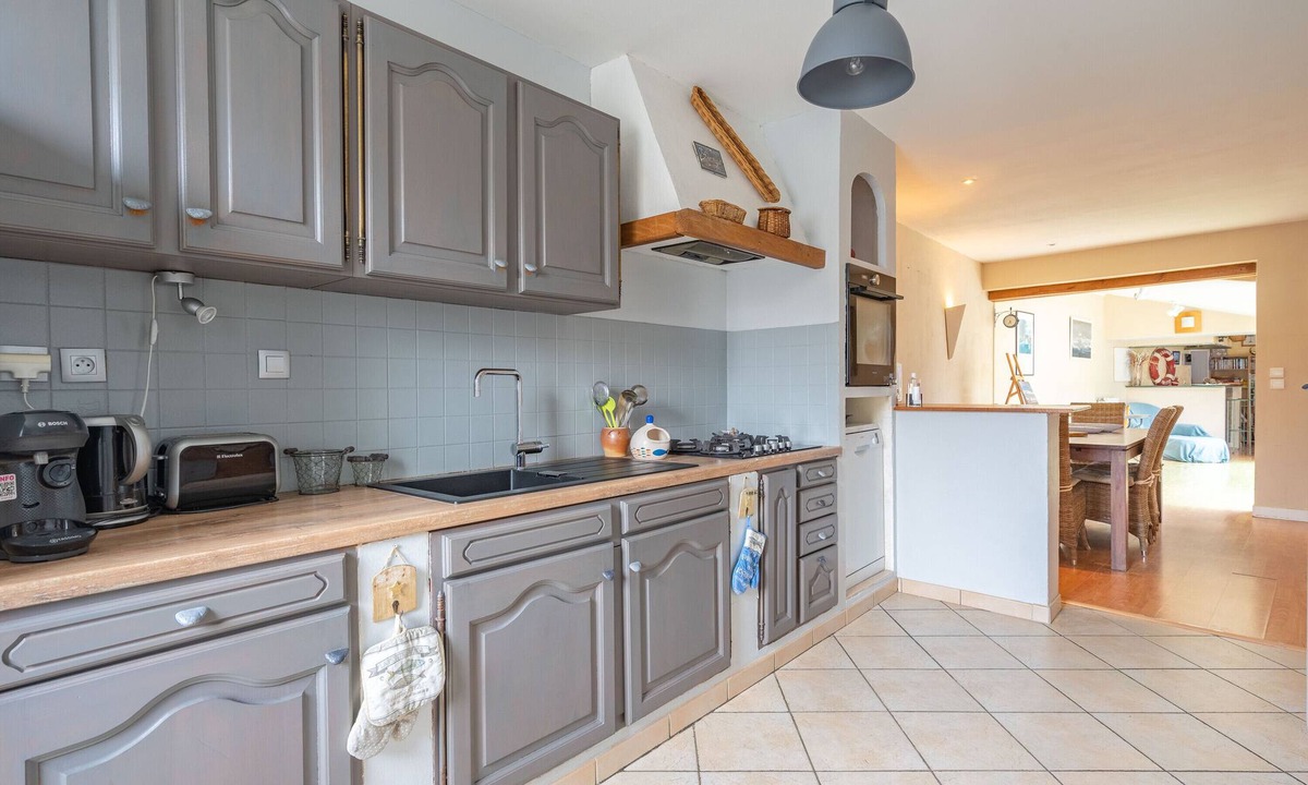 Marennes House | Holiday Home 'La Dame De Nage' with Private Terrace and Wi-Fi