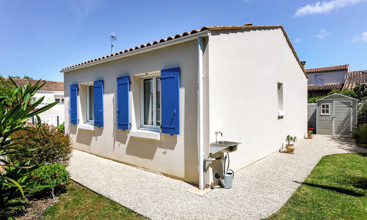 Le Chateau-d'Oleron House | Holiday Home "Begognias" with Private Terrace