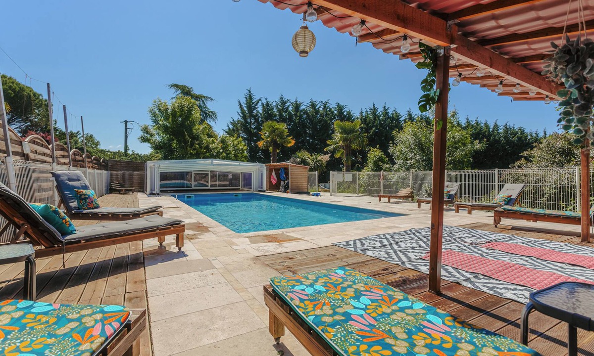Genouille House | Holiday Home 'Des Tropiques' with Private Terrace, Wi-Fi and Air Conditioning