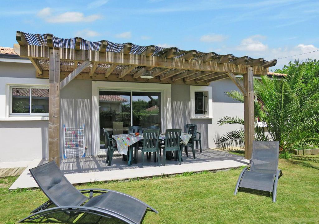 Soulac-sur-Mer House | Holiday Home Dorgeles - SUL130 by Interhome