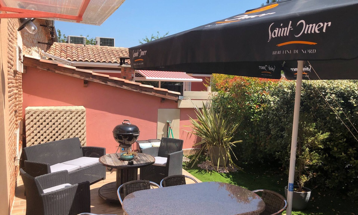 Villeneuve-sur-Lot House | Holiday Home 'Logement Plages' with Private Terrace, Wi-Fi and Air Conditioning