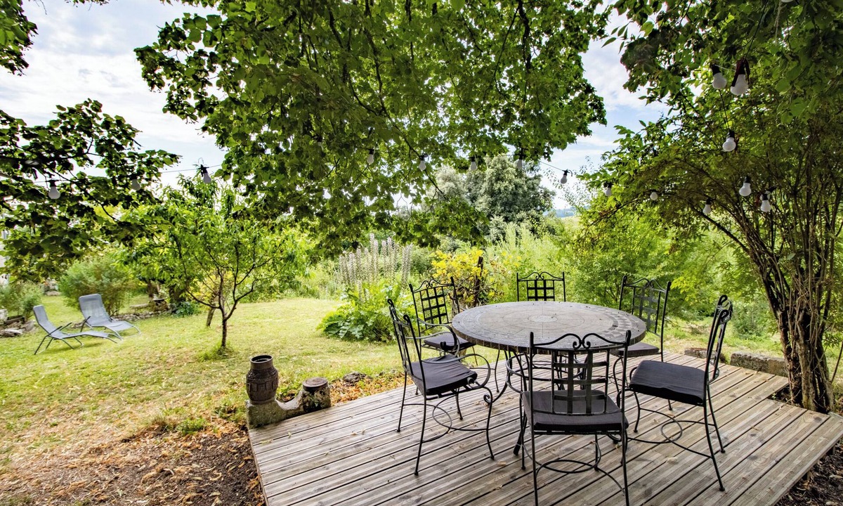 Chalais House | Holiday Home 'Gîte Des Bois Du Charme' with Private Terrace and Private Garden