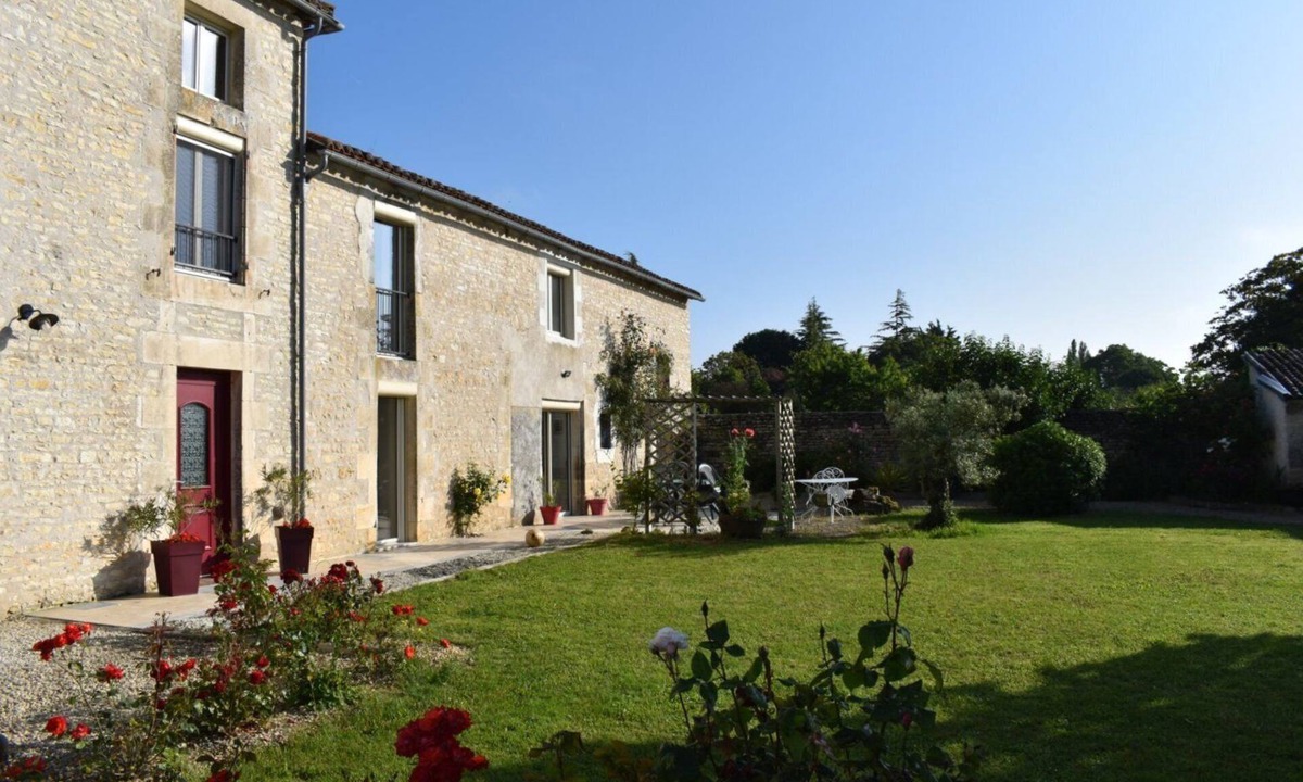 Cisse House | Holiday Home 'Gîte et Truffe' with Private Terrace and Private Garden