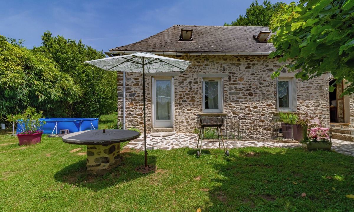 Lagrauliere House | Holiday Home 'Gite Loucastan' with Private Pool, Private Garden and Wi-Fi