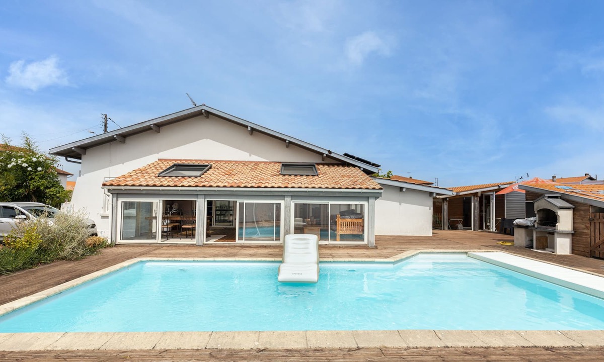 Tarnos House | Holiday home 'Grande Villa avec Piscine' with pool, garden & Wi-Fi