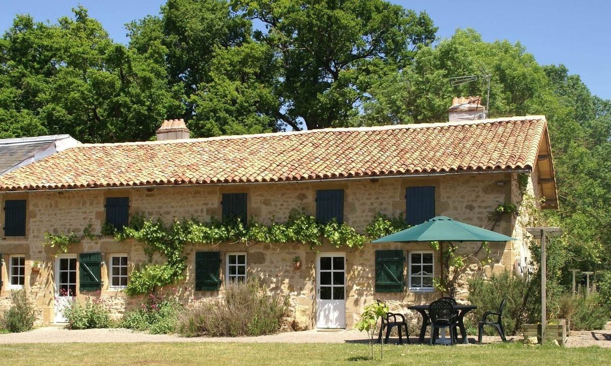 Pressac House | Holiday Home in Pressac with Swimming Pool