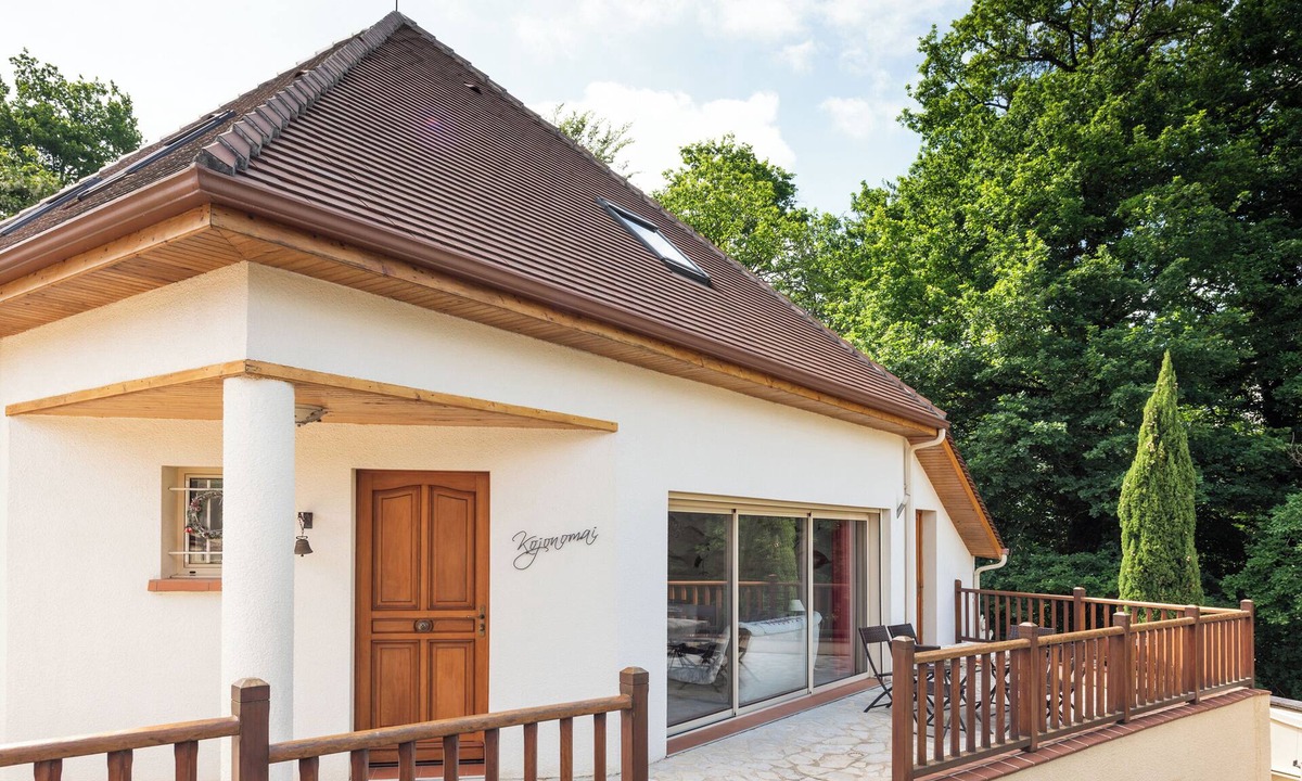 Coarraze House | Holiday Home 'Kojonomai' with Private Terrace, Wi-Fi and Air Conditioning